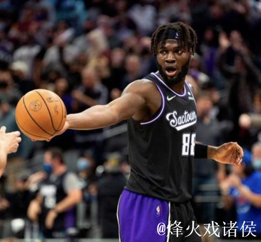 奎塔持球杀入内线双手砸扣，扣篮完成前还吐出舌头庆祝